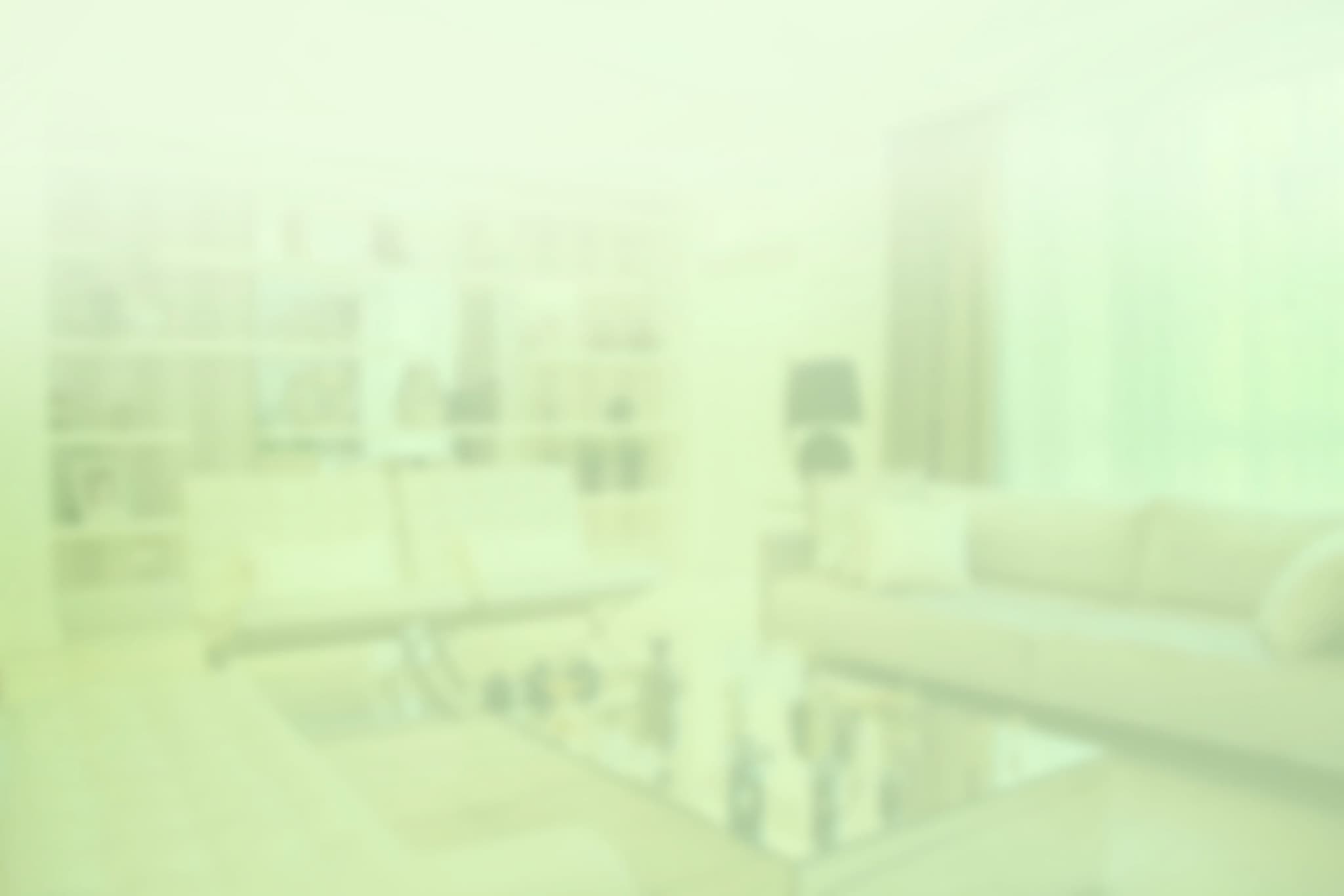 Sala de estar em desfoque com um degradê verde claro