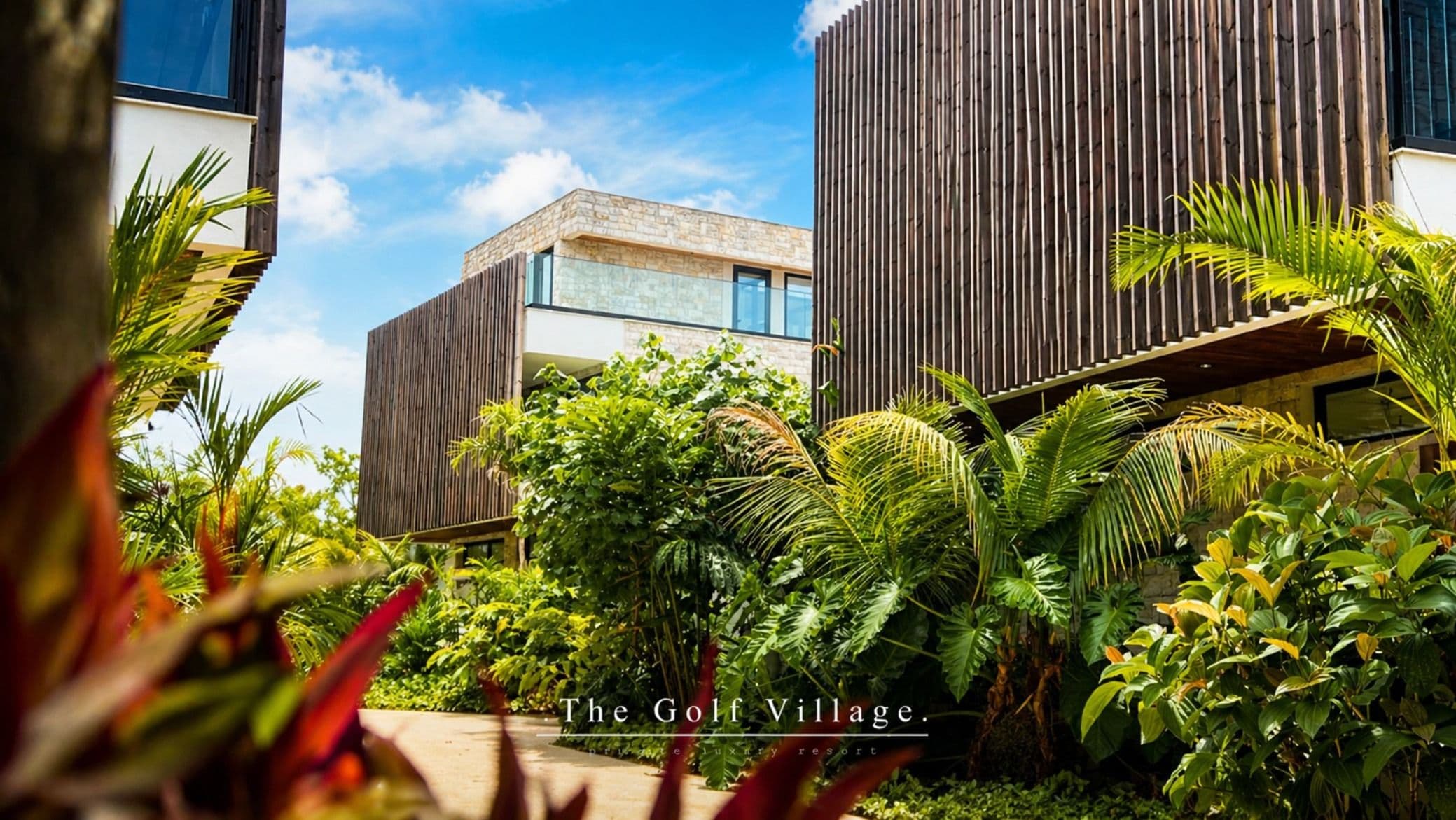 Escadas em cascata com degraus e espelhos de madeira cumaru, projeto da Escadas MV para a construtora Crego no condomínio The Golf Village, na Riviera de São Lourenço.